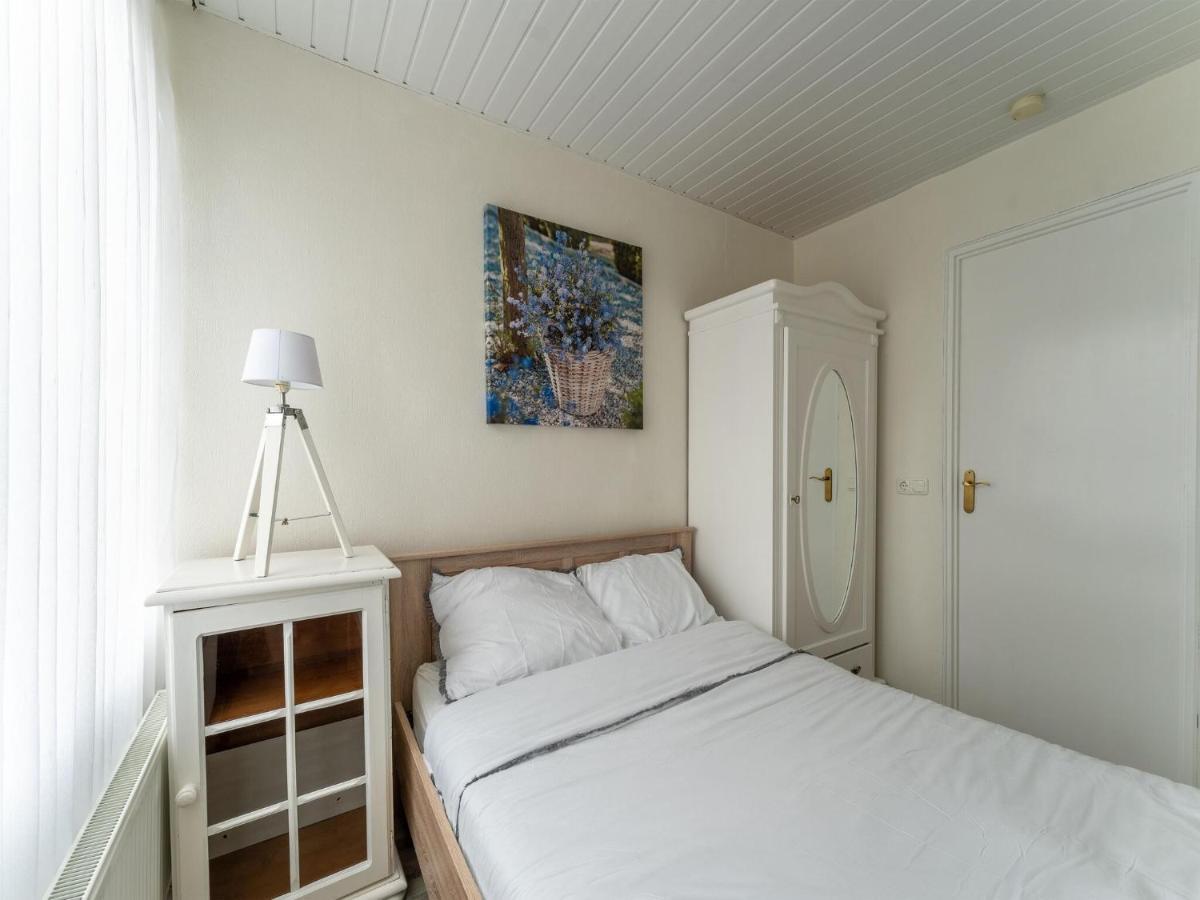 In With Fenced Garden Holiday home Baarland
